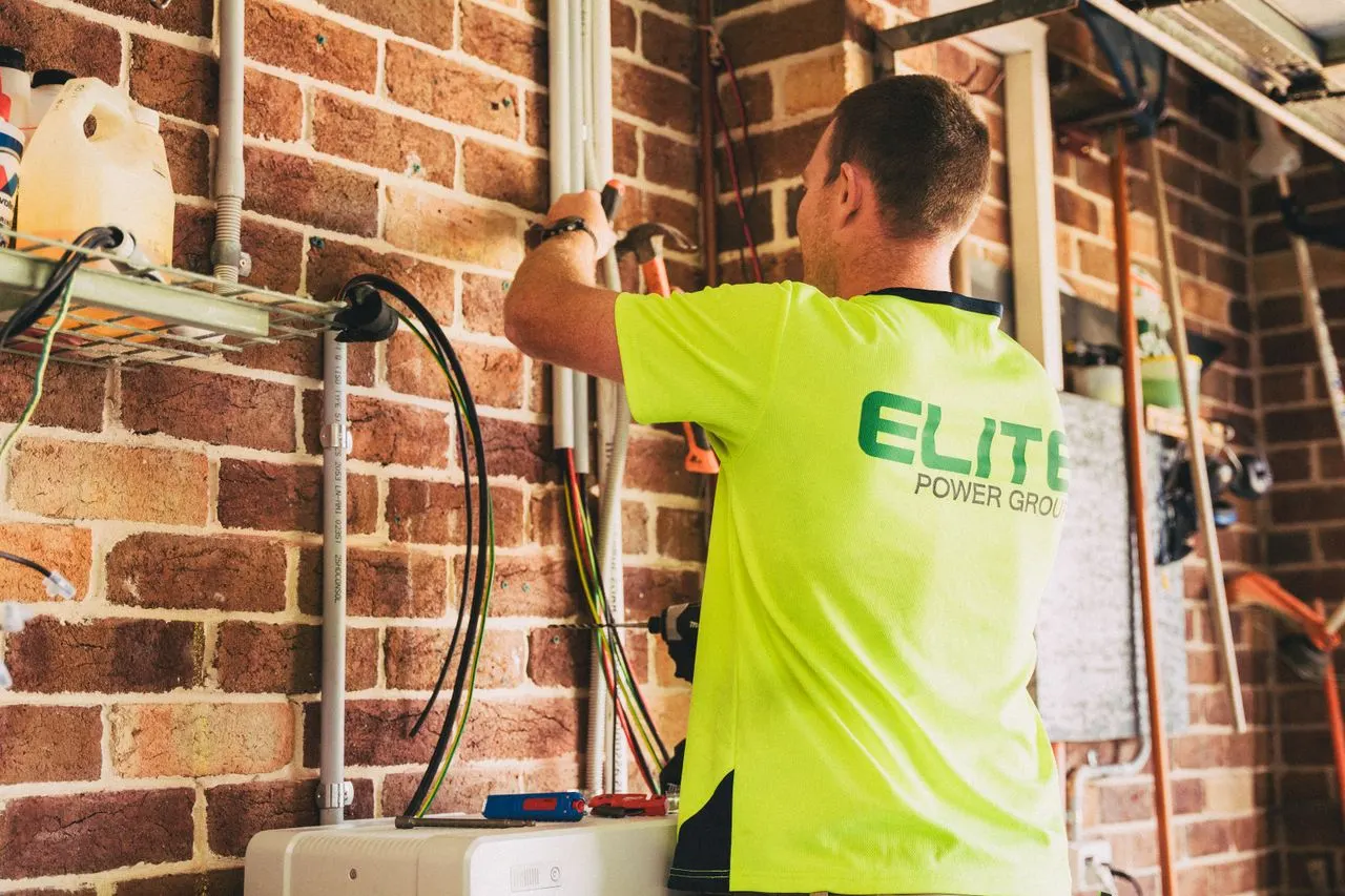 Installateur aan het werk bij een elektrische installatie; tijdelijk sfeerbeeld.